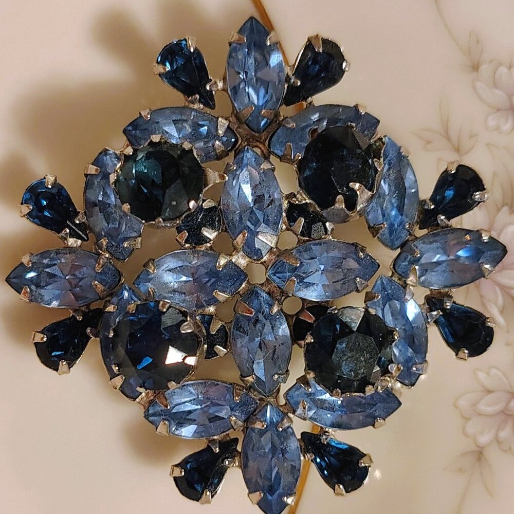 VTG 60s Rhinestone Shades of Icy Blue Brooch Silver Tone Snowflake Navette